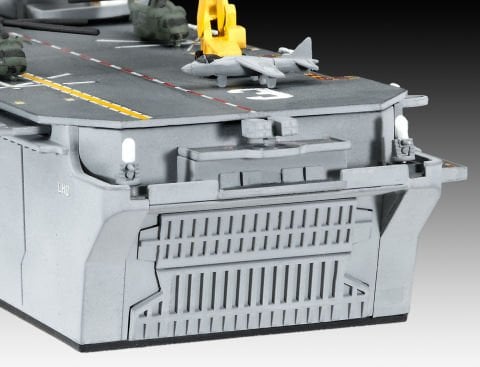 Revell Model Set Assault Carrier USS