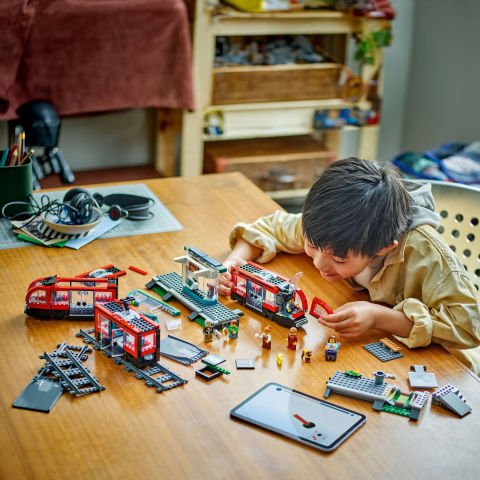 LEGO® City Şehir Merkezi Tramvay İstasyonu Oyuncak Seti 60423