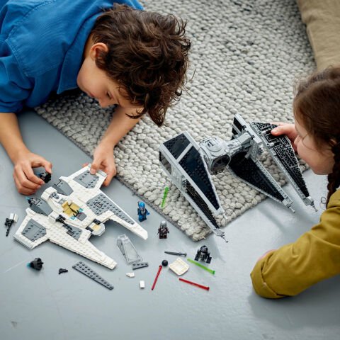LEGO® Star Wars™ Mandalorian Fang Fighter TIE  Interceptor™'a Karşı 75348