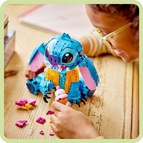 LEGO® ǀ Disney Stiç 43249 - Dondurma Külahlı İnşa Edilebilen Yaratıcı Oyuncak Yapım Seti (730 Parça)