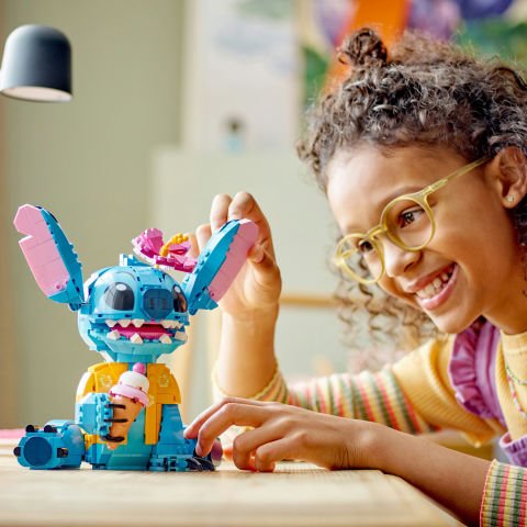 LEGO® ǀ Disney Stiç 43249 - Dondurma Külahlı İnşa Edilebilen Yaratıcı Oyuncak Yapım Seti (730 Parça)
