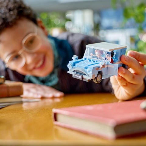 LEGO® Harry Potter™ Uçan Ford Anglia™ 76424 - Harry Potter Hayranları için Harry Potter ve Ron Weasley™ Minifigürü İçeren Koleksiyonluk Yaratıcı Oyuncak Yapım Seti (165 Parça)