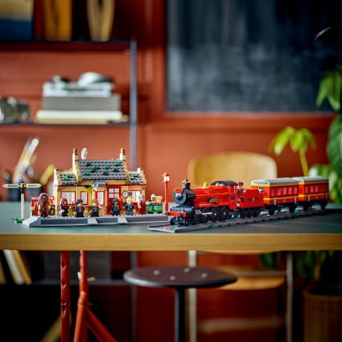 LEGO® Harry Potter™ Hogwarts Ekspresi ve Hogsmeade™ İstasyonu 76423