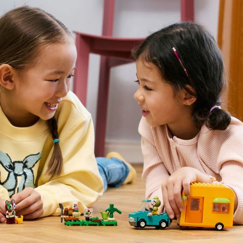 LEGO® Animal Crossing™ Leif Karavan ve Bahçe Dükkanı Yapım Seti 77054