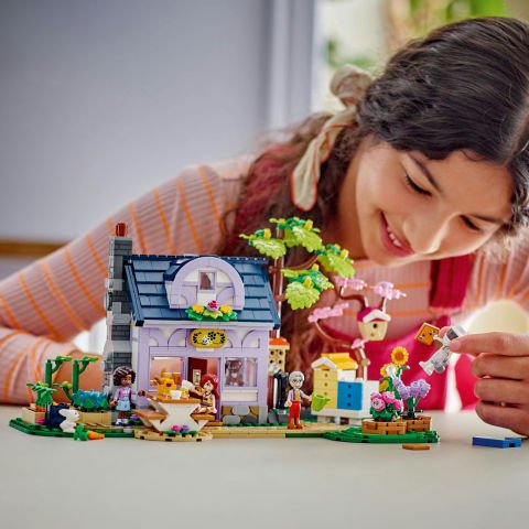 LEGO® Friends Arıcıların Evi ve Çiçek Bahçesi Yapım Seti 42669