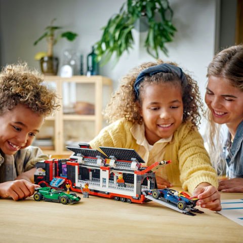 LEGO® City RB20 ve AMR24 F1® Arabalı F1® Kamyonu Yarış Taşıma Seti 60445