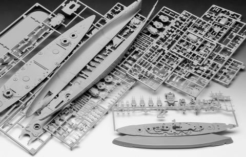 Revell Gift Set The Legendary Bismarck (1:700 & 1:1200)